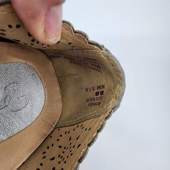 Women's 8 B Earthies Bindi Silver Leather Ballet Flat Shoes Loafer Perforated - Picture 10 of 13